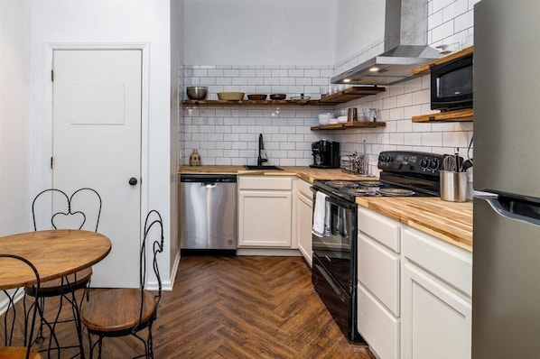 Kühlschrank, Mikrowelle, Ofen, Herdplatte