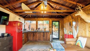Ein rustikales Ferienhaus-Interieur mit Küche, Essbereich und Wohnzimmer.