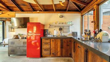 Fridge, oven, stovetop, coffee/tea maker