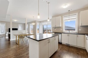 Interior - Relaxing Retreat: Office, Patio, Nature & Netflix (Cramahe)