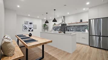 Apartamento superior, vista para a cidade | Cozinha privada | Cadeirão de bebê