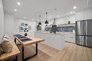 Superior Apartment, City View | Private kitchen | Highchair - Hotel 511 Place d' Armes (Montréal)