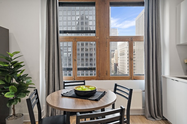 Appartement Confort, vue sur la ville | Cuisine privée | Chaise haute