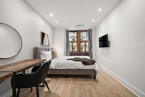 Leilighet – comfort, byutsikt | Blendingsgardiner, strykejern/-brett og wi-fi (inkludert)