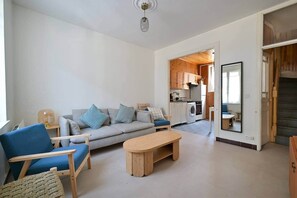 TV connectée, lecteur de DVD, livres