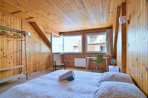 2 間睡房、書桌、熨斗/熨衫板、可攜式嬰兒床