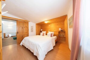 1 bedroom, desk, WiFi, bed sheets