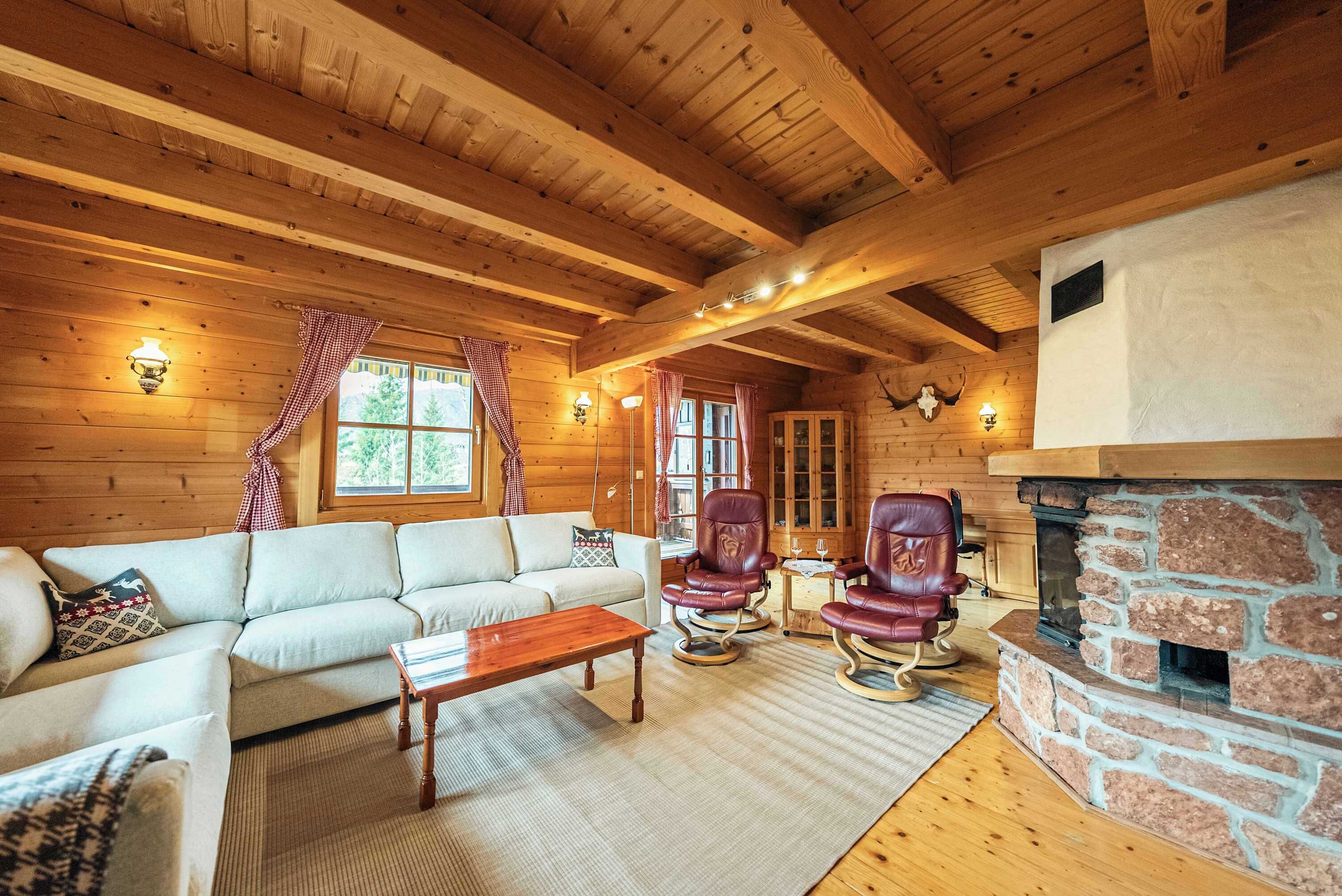 Een televisie, een open haard, boeken en een kantoor