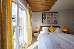 1 bedroom, desk, travel crib, WiFi