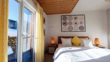 1 bedroom, desk, travel cot, free WiFi