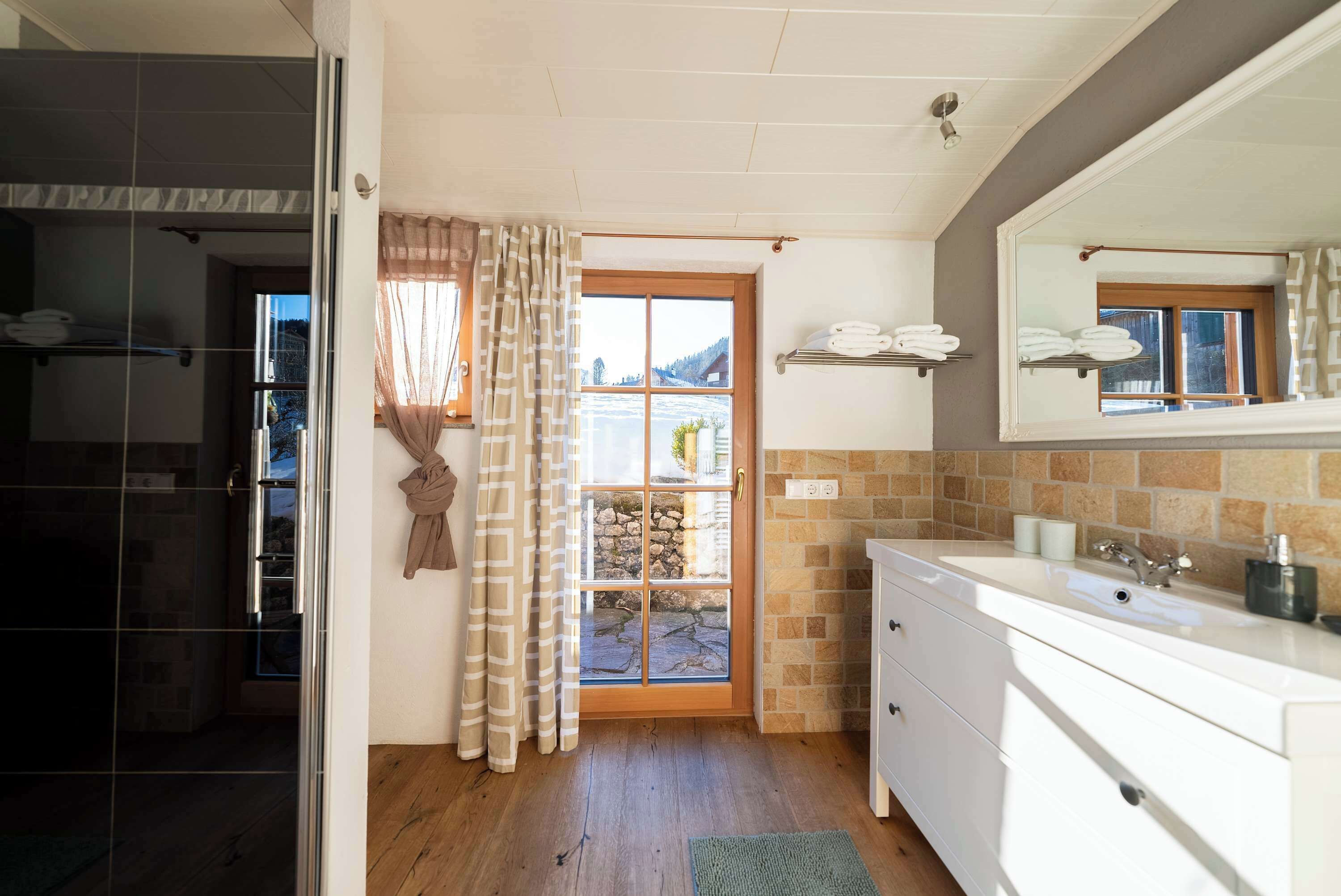 Douche, sèche-cheveux, serviettes fournies, shampoing