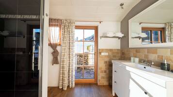 Douche, sèche-cheveux, serviettes fournies, shampoing