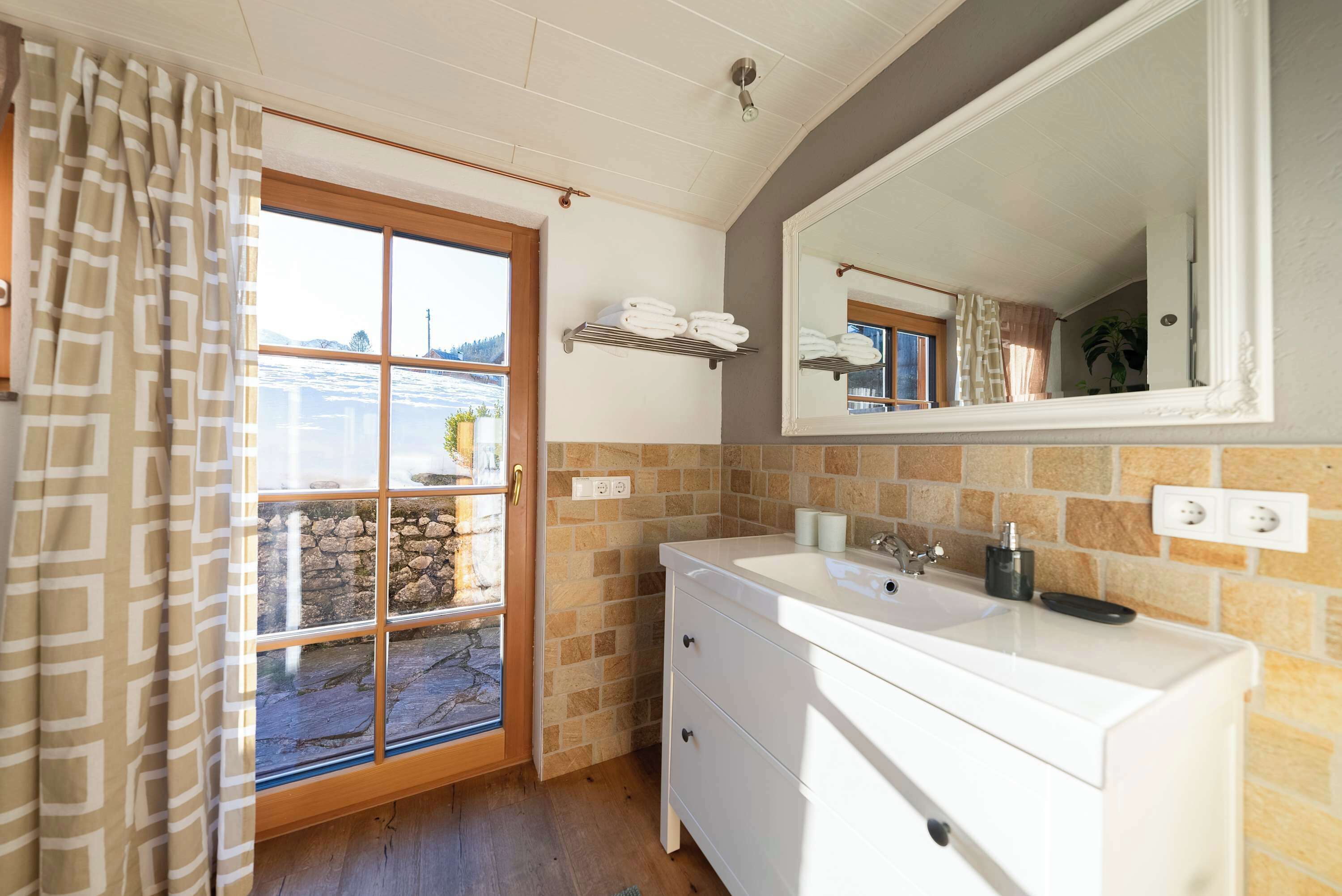 Chuveiro, secador de cabelo, toalhas de banho, shampoo