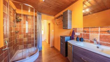 Douche, sĂšche-cheveux, bidet, serviettes fournies