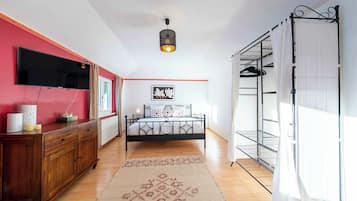 2 slaapkamers, een bureau, reisbedje, wifi