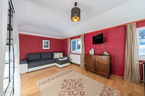 Una televisión, libros, una oficina