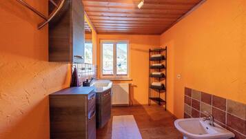 Douche, sèche-cheveux, bidet, serviettes fournies