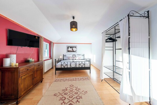 2 slaapkamers, een bureau, reisbedje, gratis wifi