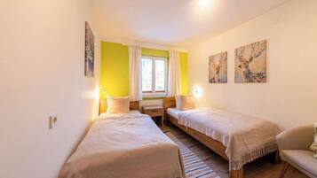 2 bedrooms, desk, travel cot, free WiFi