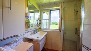 Shower, hair dryer, towels, soap - Apt Röthelsteinblick | Kitchen | Balcony | Parking (Bad Aussee)