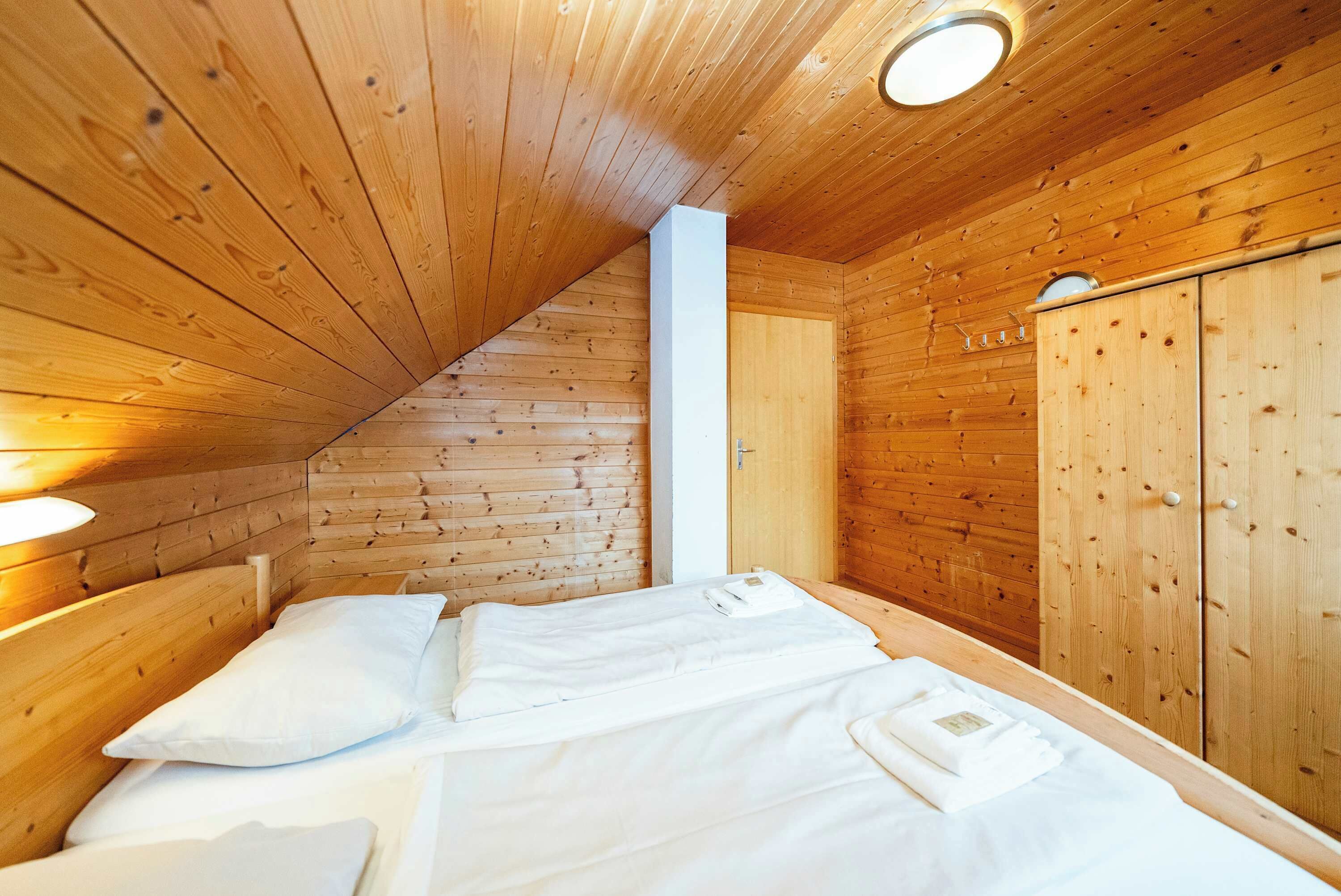 5 Schlafzimmer, Schreibtisch, Bügeleisen/Bügelbrett, WLAN