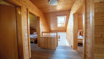 5 bedrooms, desk, iron/ironing board, WiFi