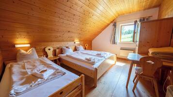 5 slaapkamers, een bureau, een strijkplank/strijkijzer, wifi