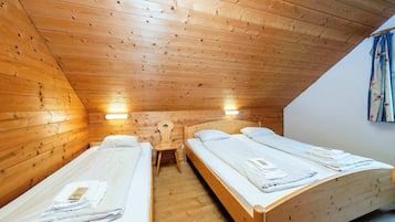 5 Schlafzimmer, Schreibtisch, Bügeleisen/Bügelbrett, WLAN