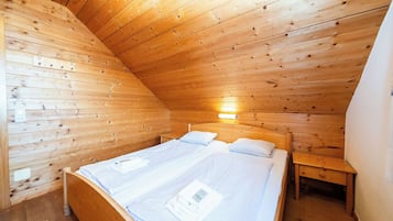 5 bedrooms, desk, iron/ironing board, WiFi