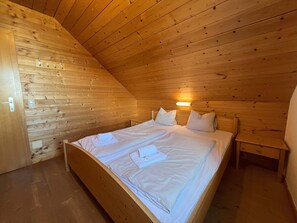 5 bedrooms, desk, iron/ironing board, WiFi