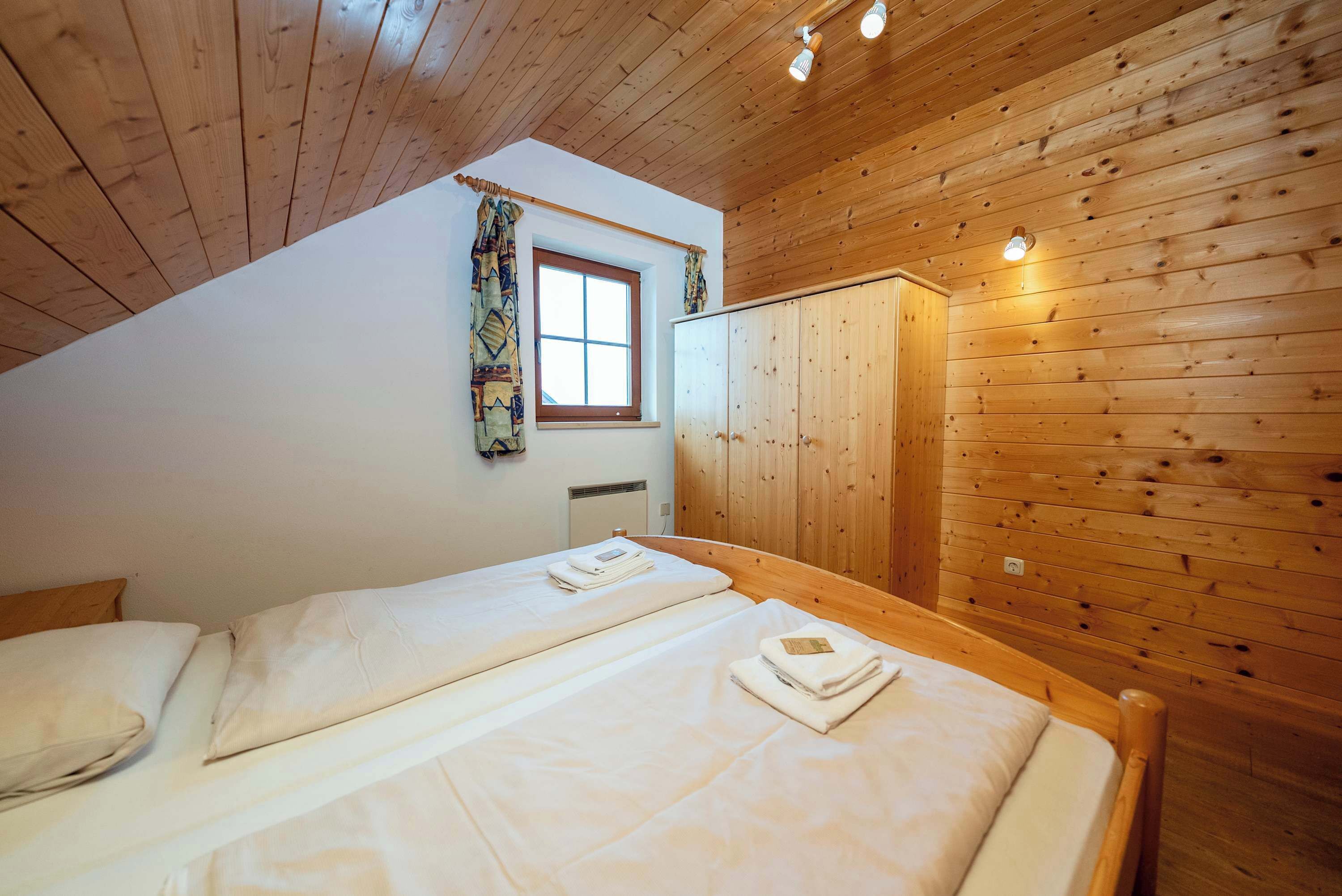 5 Schlafzimmer, Schreibtisch, Bügeleisen/Bügelbrett, WLAN