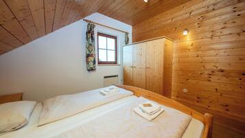 5 bedrooms, desk, iron/ironing board, WiFi