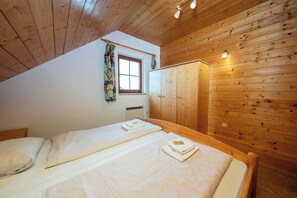 5 slaapkamers, een bureau, een strijkplank/strijkijzer, wifi