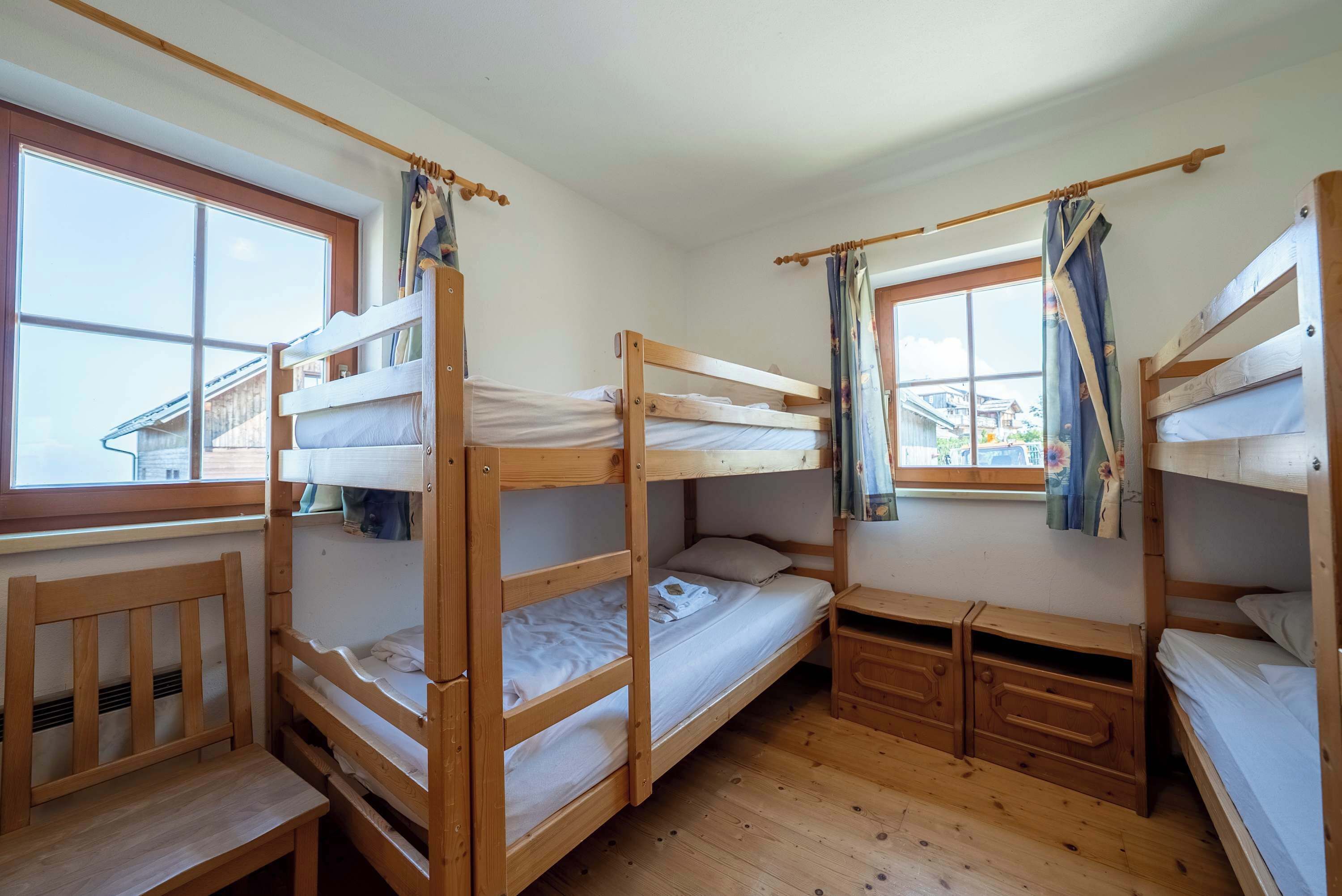 5 soverom, skrivebord, strykejern/-brett og reiseseng for barn