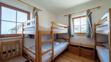 5 soverom, skrivebord, strykejern/-brett og reiseseng for barn