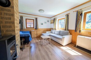 Televisie, een open haard en een kantoor