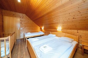 5 Schlafzimmer, Schreibtisch, Bügeleisen/Bügelbrett, WLAN