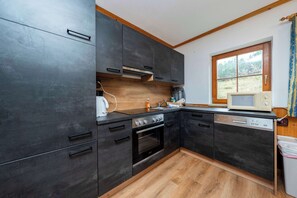 Frigorifero, forno, piano cottura, lavastoviglie