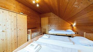 5 bedrooms, desk, iron/ironing board, WiFi