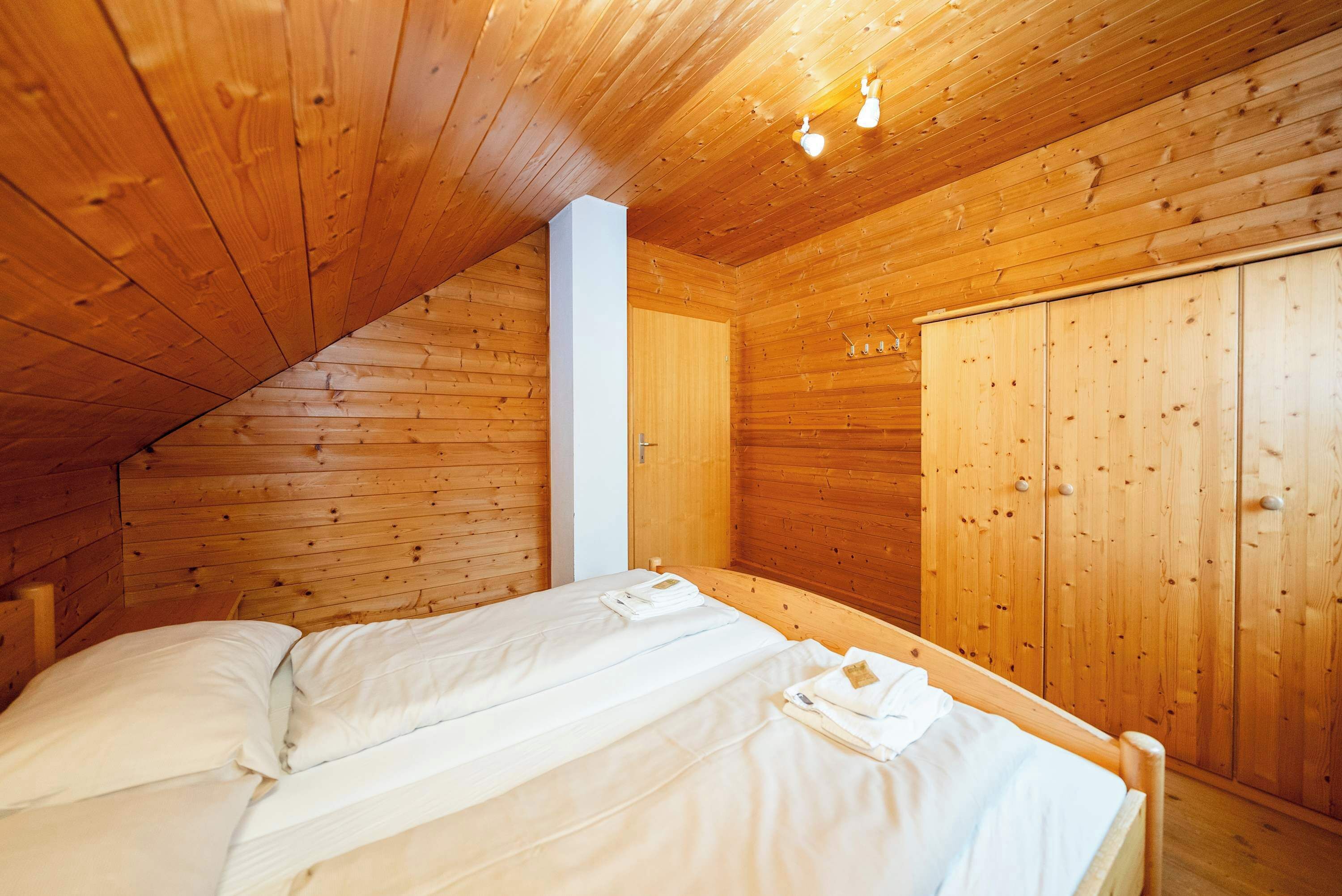 5 Schlafzimmer, Schreibtisch, Bügeleisen/Bügelbrett, WLAN