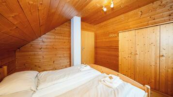 5 bedrooms, desk, iron/ironing board, WiFi