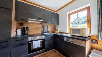 Fridge, oven, stovetop, dishwasher