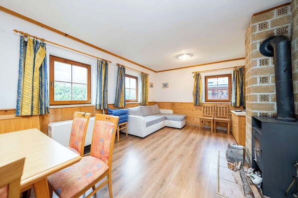 TV, fireplace, offices - Chalet Hochlocken | Sauna | Kitchen | Ski-in/out (Ebensee)