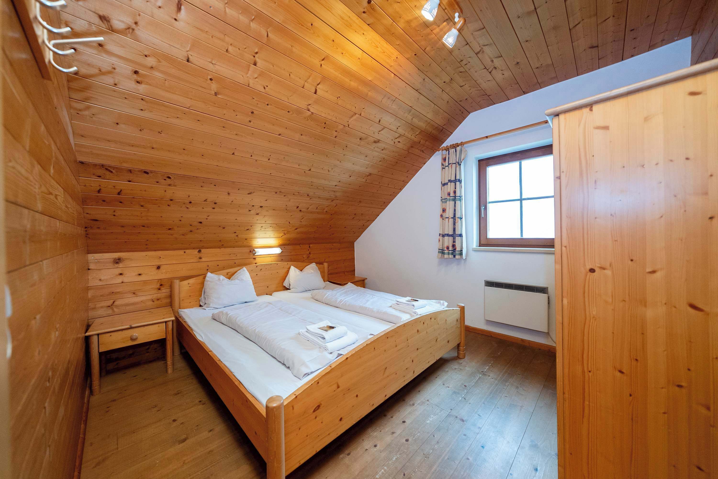 5 bedrooms, desk, iron/ironing board, WiFi