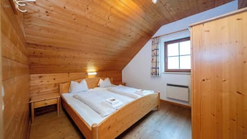 5 bedrooms, desk, iron/ironing board, WiFi