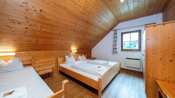 5 bedrooms, desk, iron/ironing board, WiFi