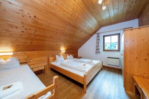 5 bedrooms, desk, iron/ironing board, WiFi - Chalet Alpenvorland | Sauna | Kitchen | Ski-in/out (Ebensee)