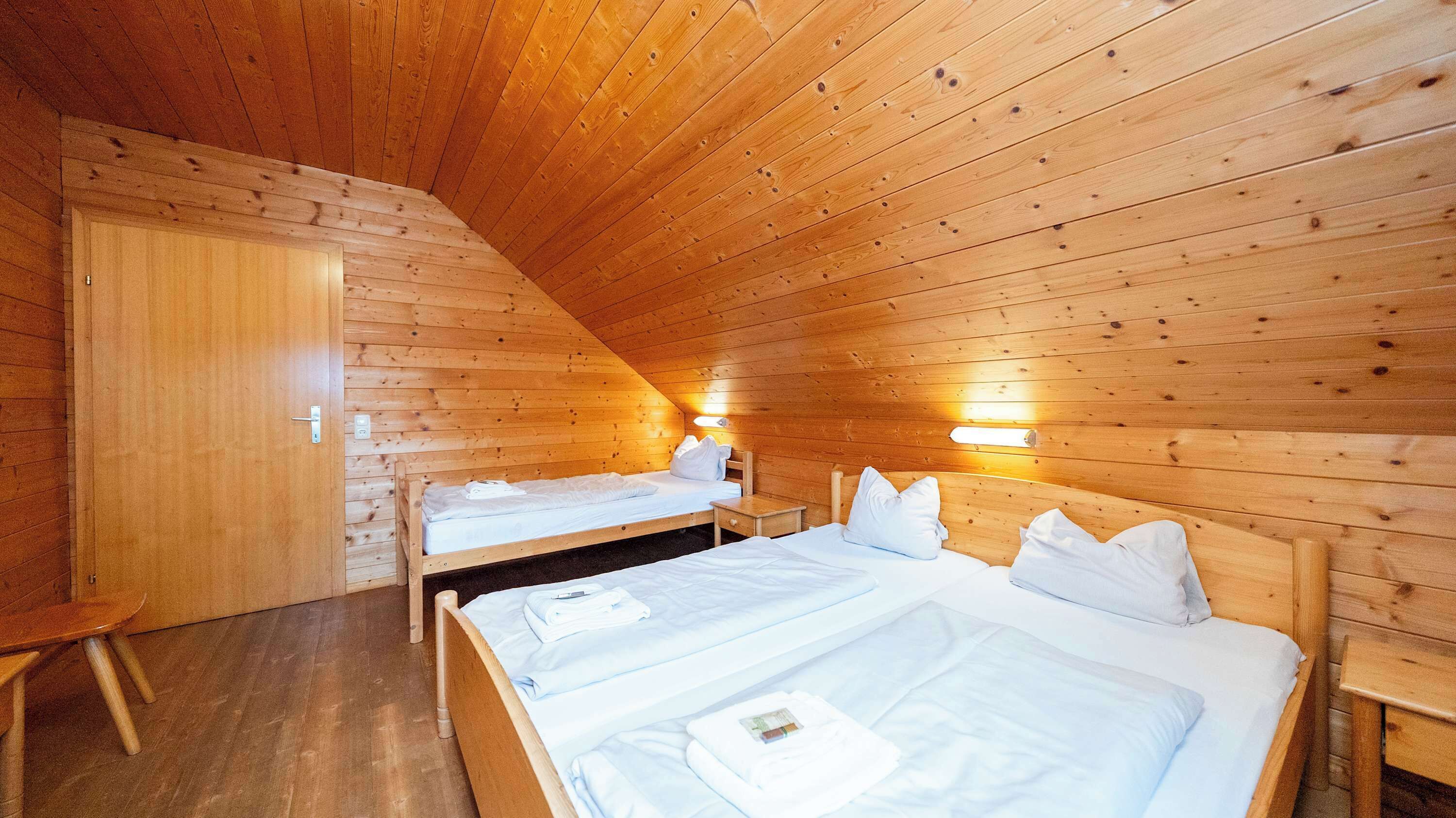 5 makuuhuonetta, työpöytä, silitysrauta/-lauta, Wi-Fi