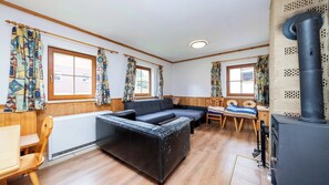 Een televisie, een open haard en een kantoor