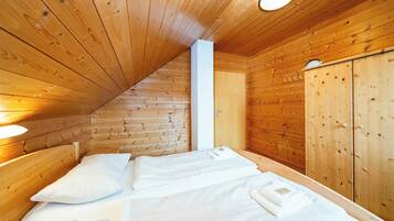 5 soverom, skrivebord, strykejern/-brett og reiseseng for barn